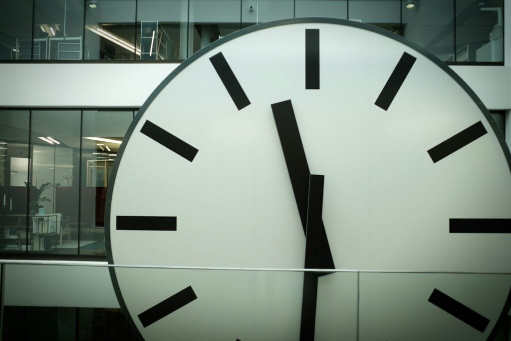 Aplikasi Time Tracker: Pantau Produktivitas, Stop Kebiasaan Menunda! 1 round white and black analog clock
